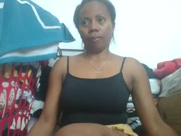 aicha_boobs