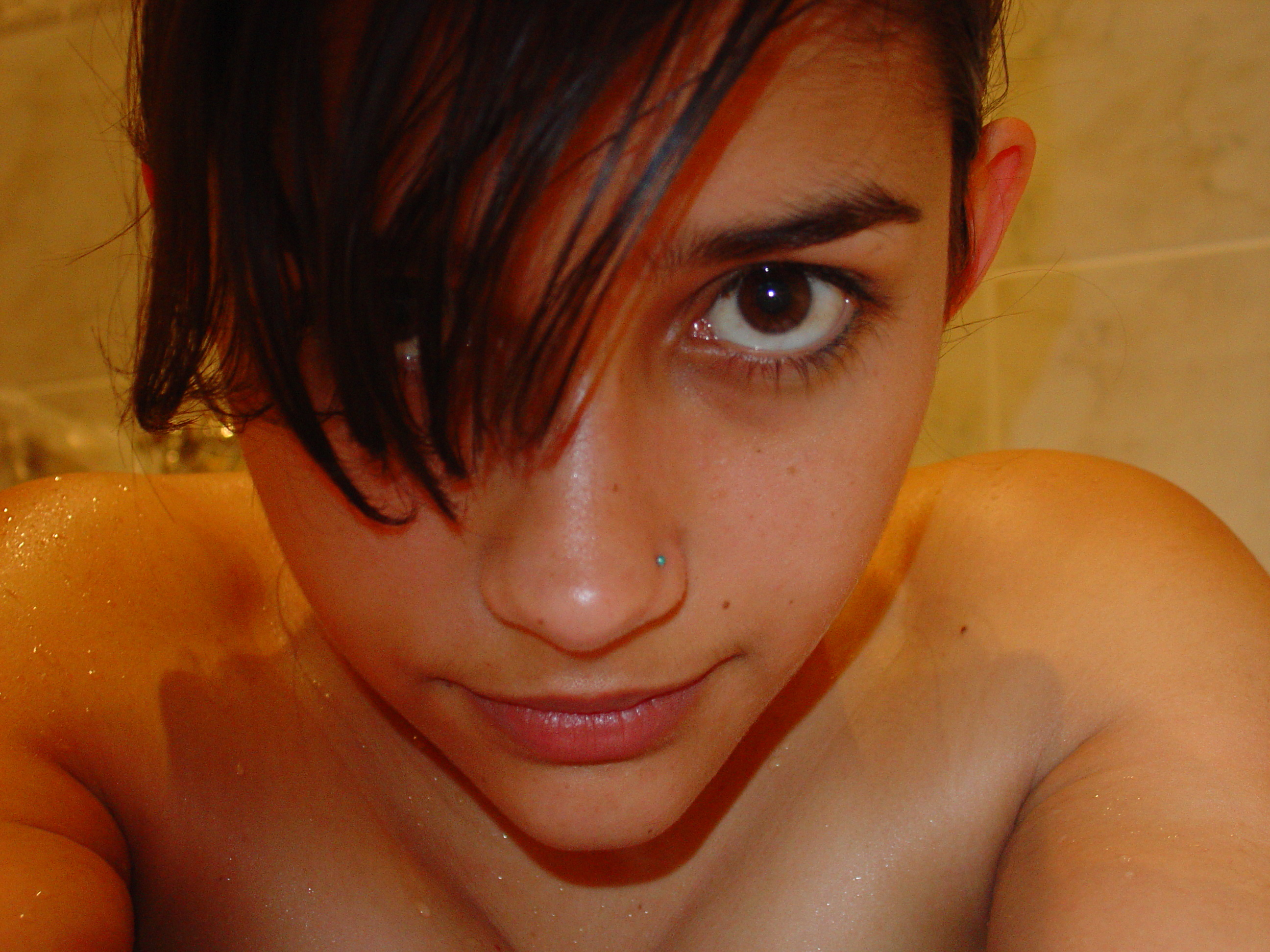 Cute teen invite us in her bath — 32