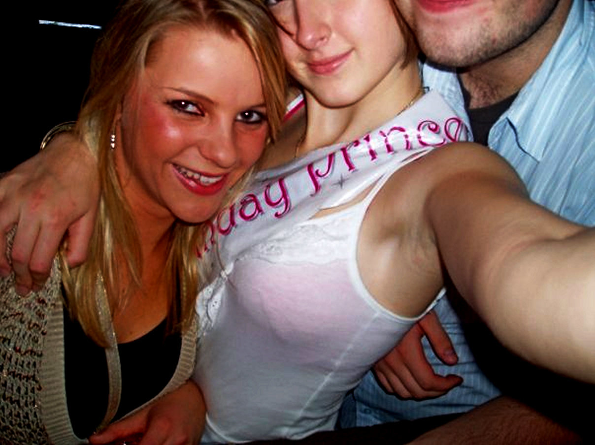 British UK girls showing sexy shaven armpits — 33