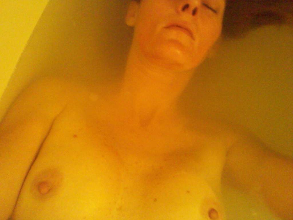My wife relaxes and shaves her pussy in the bath — 5