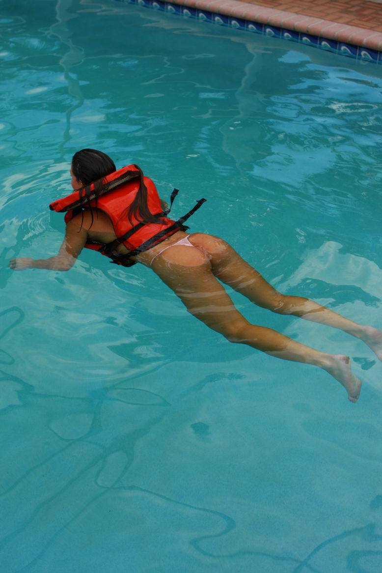 Alicia put life-jacket — 16