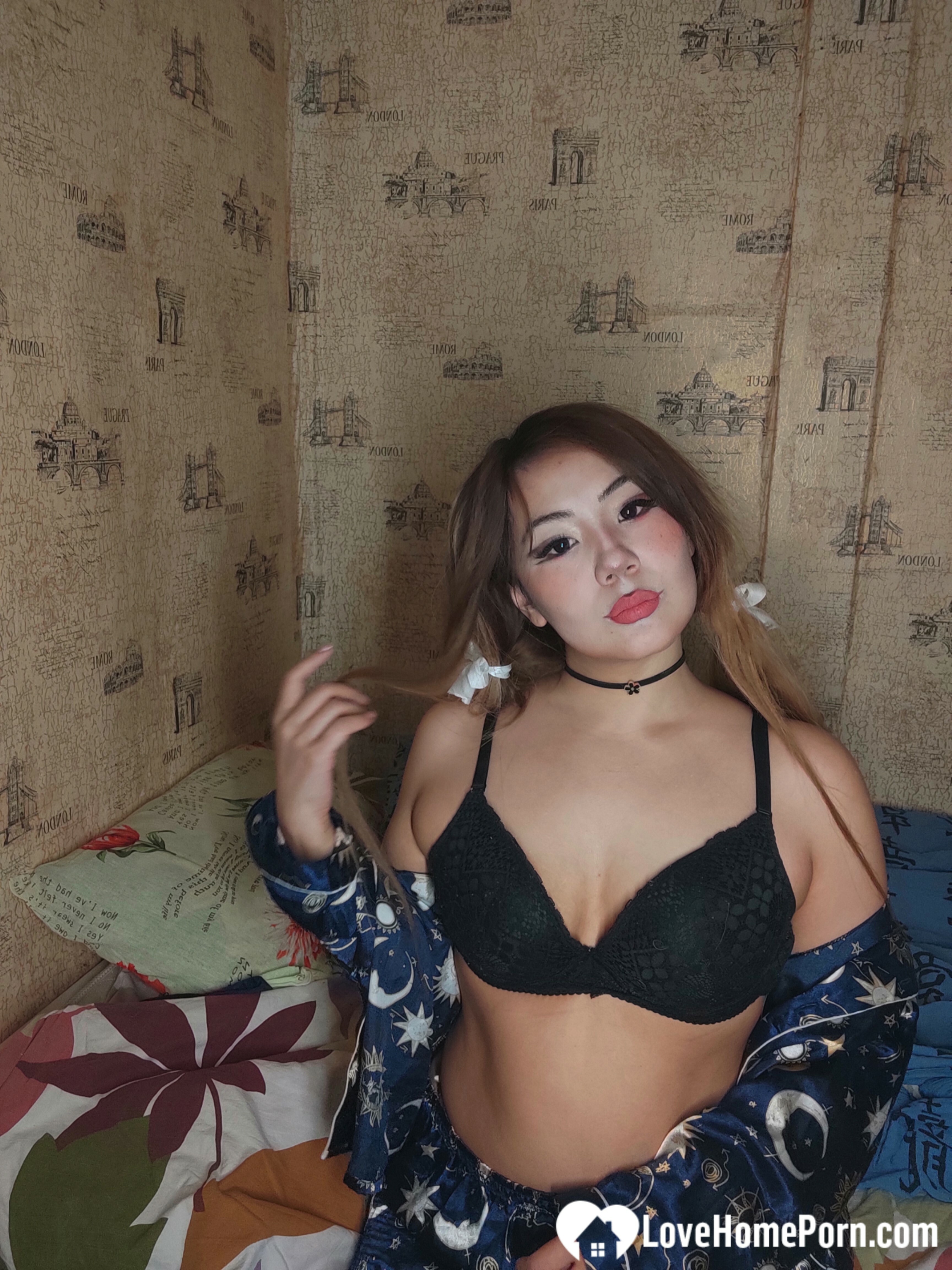 Lonely Asian pleasuring herself during COVID lockd — 13