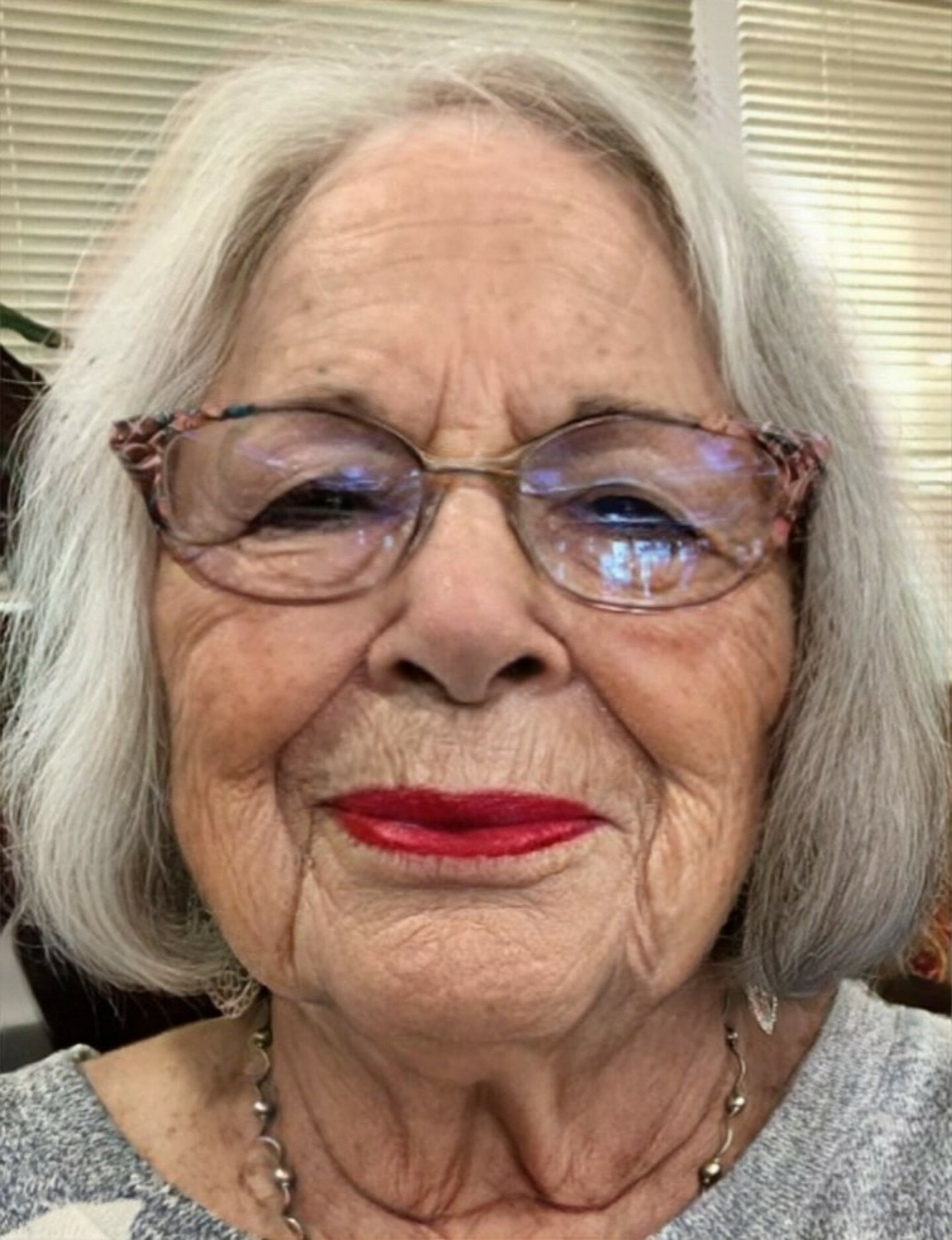 Oldslut with red lipstick — 6